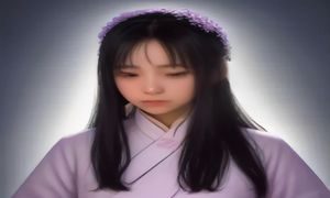 运动女性在健身房穿着运动内裤做瑜伽动作，展示运动专用美女内裤的贴合性与弹性，背景为现代健身房
